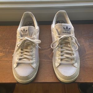 Rod Laver Adidas US Men’s 6 1/2 (fit womens 7/12-8)